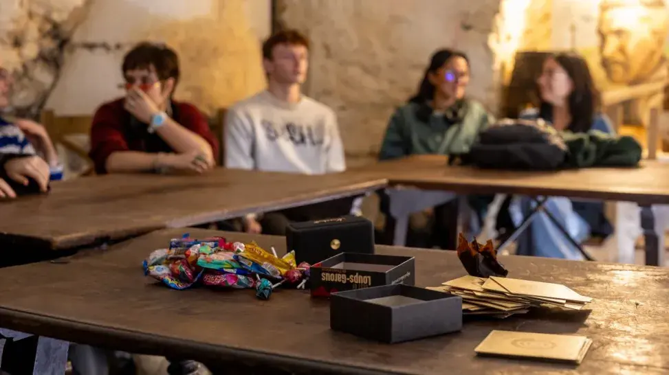 Étudiants jouant au Loup-garou